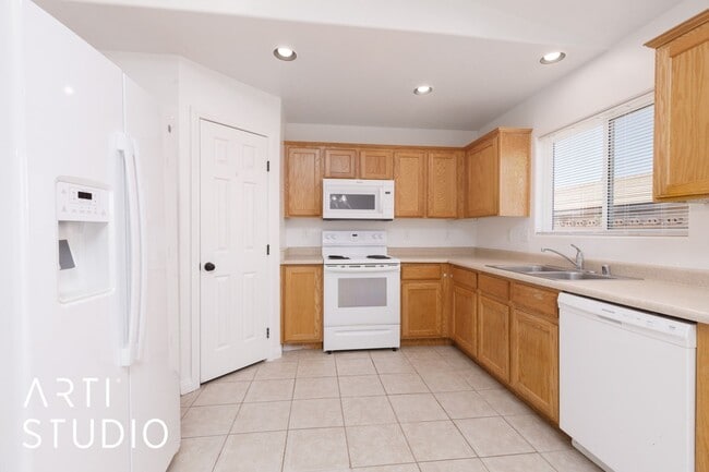 Building Photo - 3-bedroom 2-bathroom townhouse with a 1-ca...