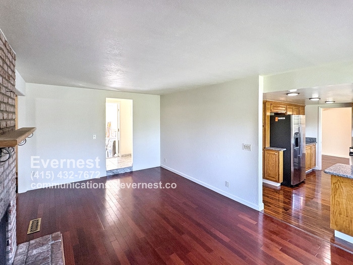 Building Photo - 1571 Sun Ln