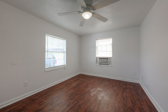 Building Photo - 2312 Carolina Ave