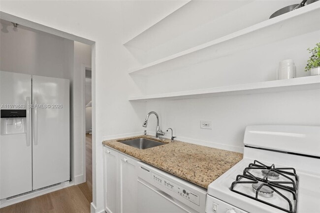 Building Photo - 4710 Pine Tree Dr