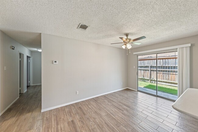 Building Photo - 1022 Sierra Shadows Dr