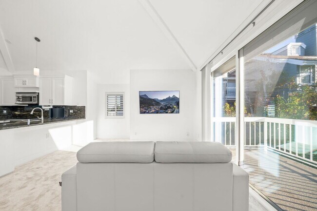 Building Photo - Coastal Corner Loft, Quiet, Bright & Stylish