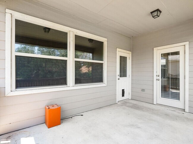Building Photo - Charming Home Awaits: Spacious & Modern Li...