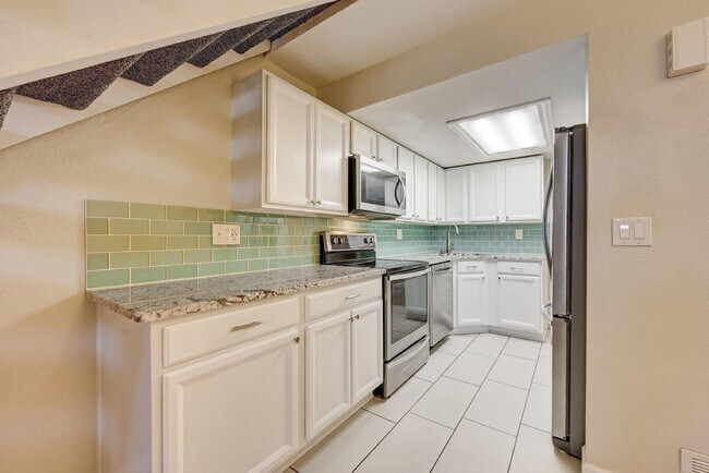 Building Photo - $1,895 - 2 Bed, 2 Bath Lofted Townhome in ...