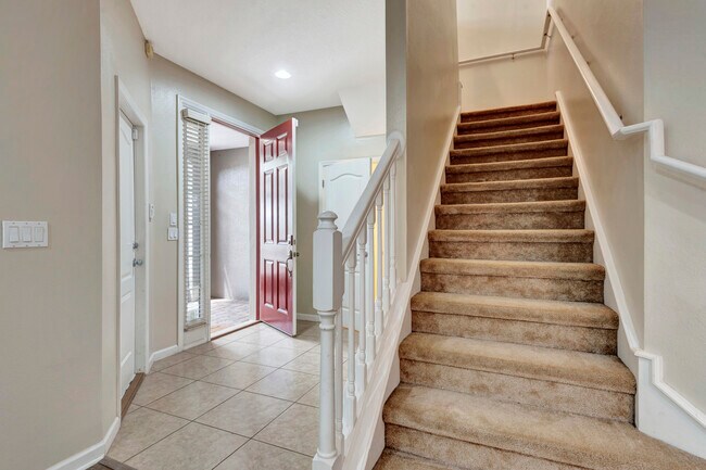 Building Photo - 253 Catriona Dr