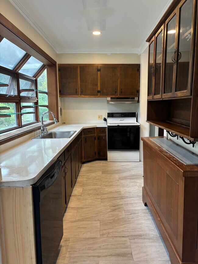 Building Photo - 553 Mine Brook Rd