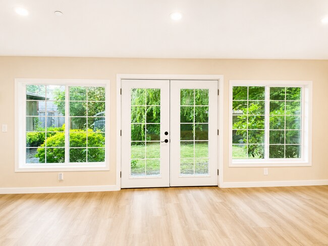 Building Photo - Beautifully Remodeled Home in Prime Kirkland Location | Designer Finishes | Spacious Layout | Top...