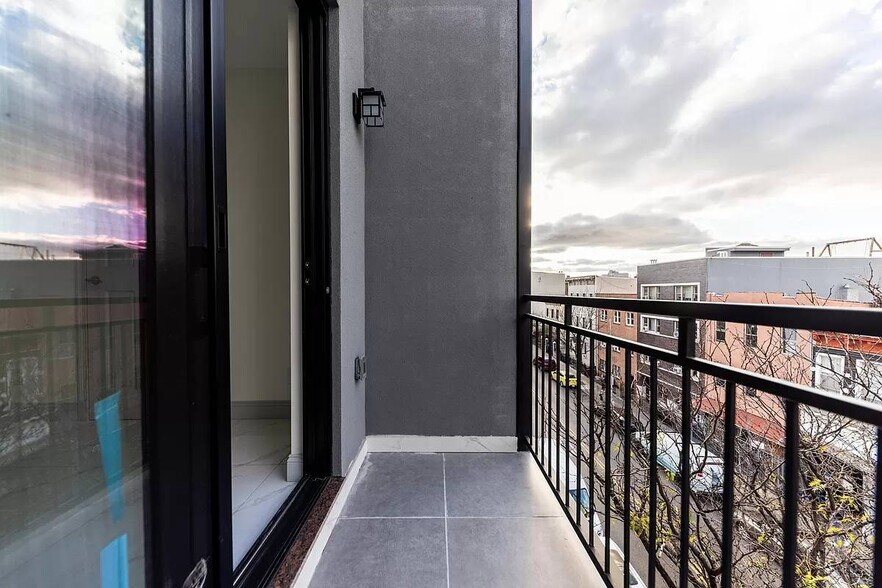 Building Photo - 1376 DeKalb Ave