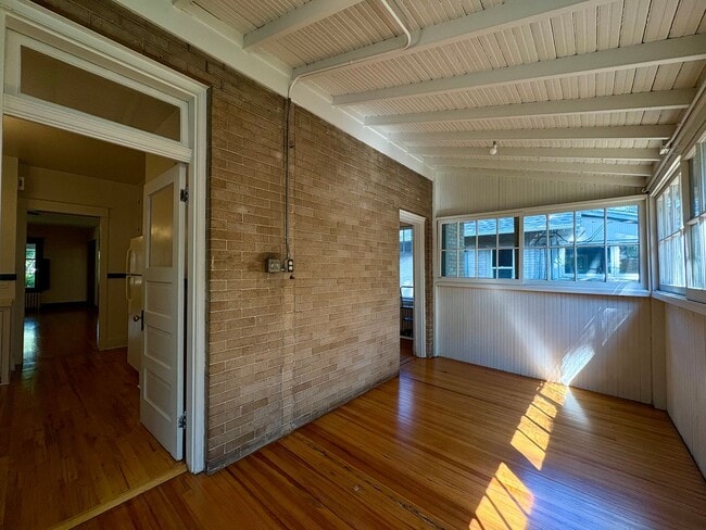 Building Photo - Traditional Congress Park Gem - 2 bed, 1 B...