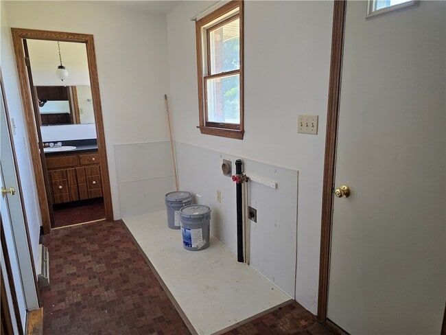 Building Photo - 719 W Old Rte 422