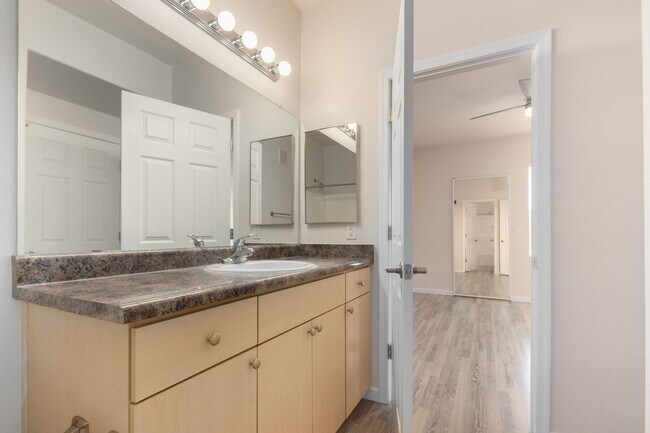 Building Photo - Condo in Union Hills