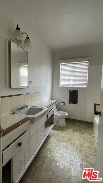 Building Photo - 832 S Gramercy Pl