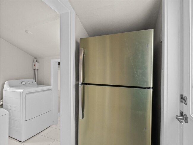 Building Photo - Remodeled Midtown Bungalow