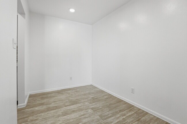 Building Photo - $1,295.95- 1 Bed, 1 Bath Condo in Denver with In Unit Washer/Dryer and Central AC!