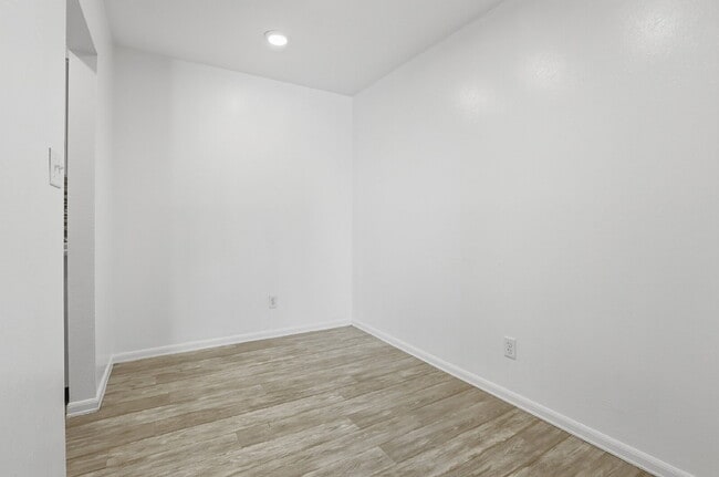 Building Photo - $1,495.95 - 1 Bed, 1 Bath Condo in Denver with In Unit Washer/Dryer and Central AC!