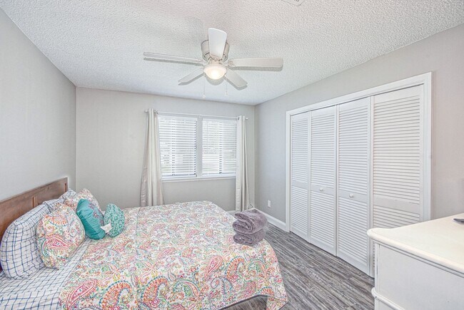 Building Photo - Large 3 bed 2 bath home with fenced backyard