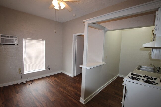Building Photo - Coming Soon! Cozy 1 Bedroom, 1 Bath in Tyler!