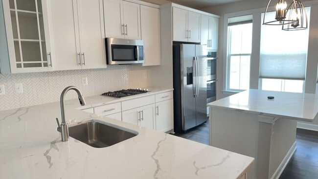 Building Photo - Beautiful contemporary TH in desirable North Hill