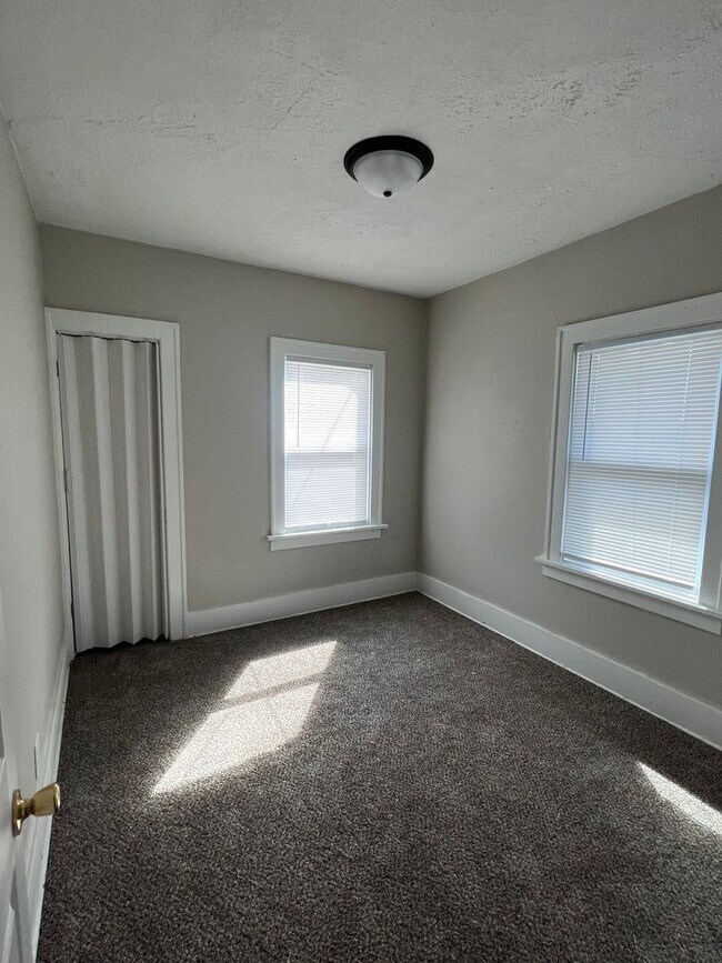 Building Photo - 3 Bedroom/ 1 Bathroom $1050