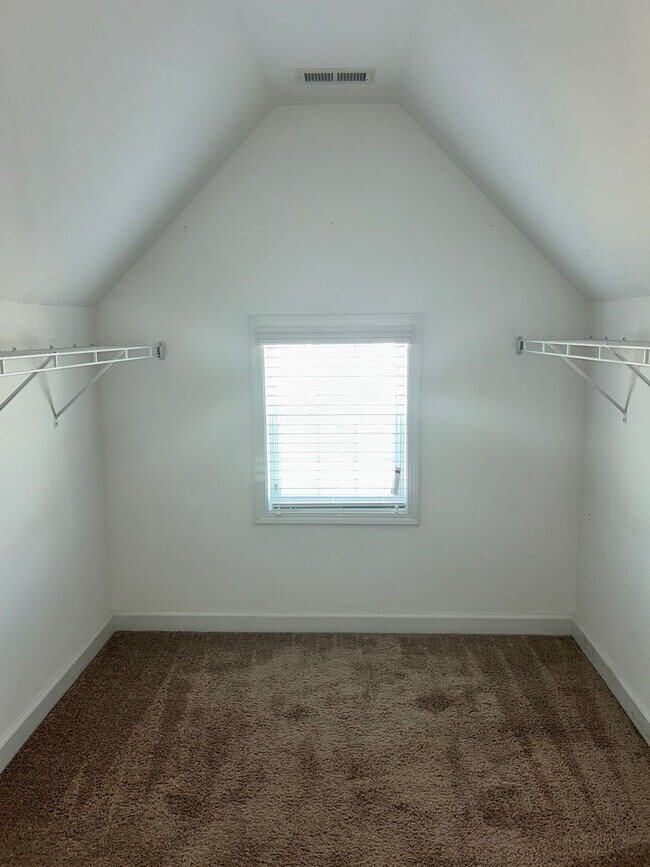 Building Photo - 2120 Courtland Dr