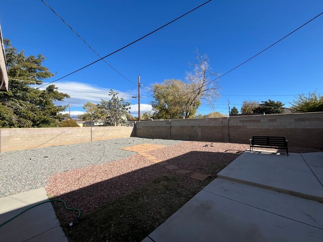 Building Photo - Spacious 2 Bedroom 3 Bathroom Home In ABQ!