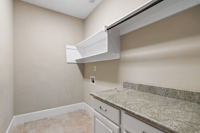 Building Photo - Elegant 5-Bedroom Residence with Luxurious...