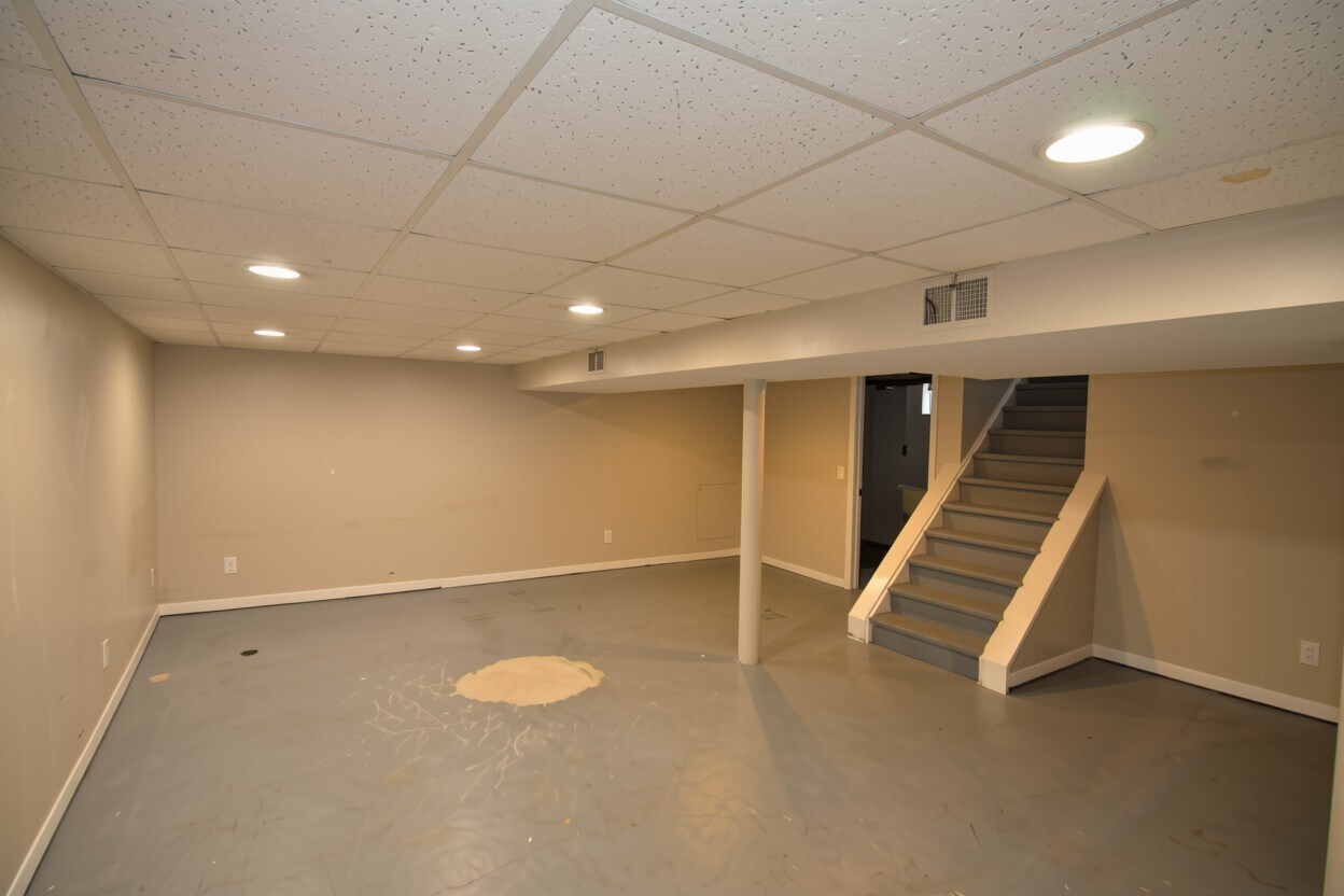 Building Photo - 8412 Wicklow Ave