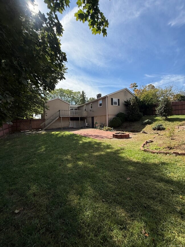 Building Photo - 6 Wells Farm Dr