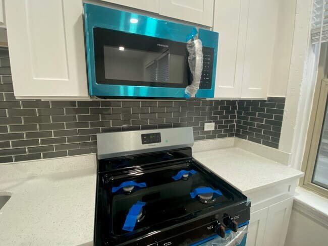 Building Photo - 1425 W Albion Ave