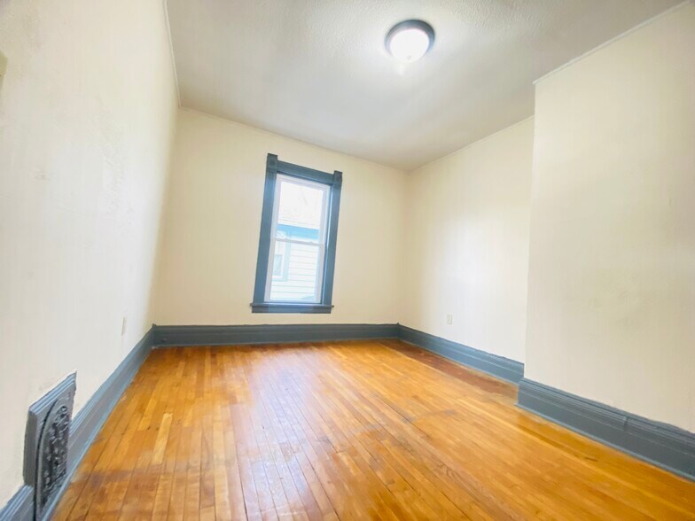 Building Photo - 1337 Madison St