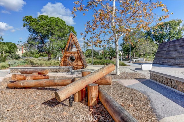 Building Photo - 130 Spectacle