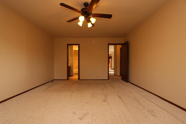 Building Photo - 4700 Hemlock Ln