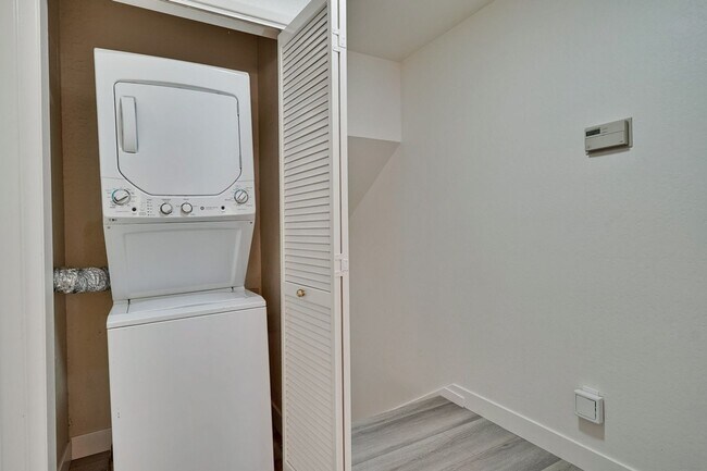 Building Photo - 2 bed 2 bath condo