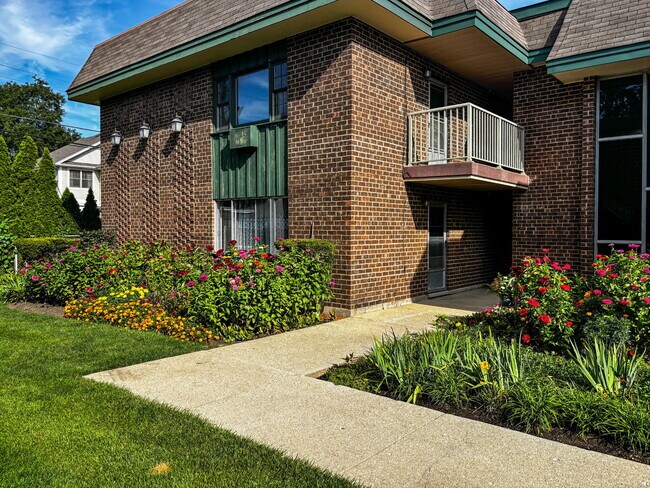 Building Photo - 444 Spring Rd