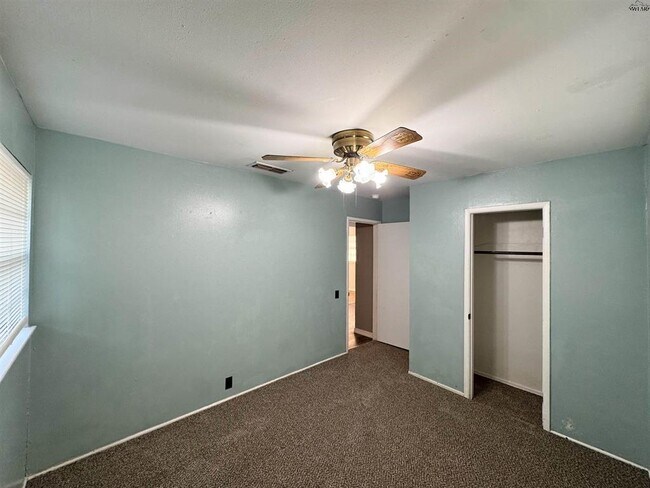 Building Photo - 1504 Red Fox Rd