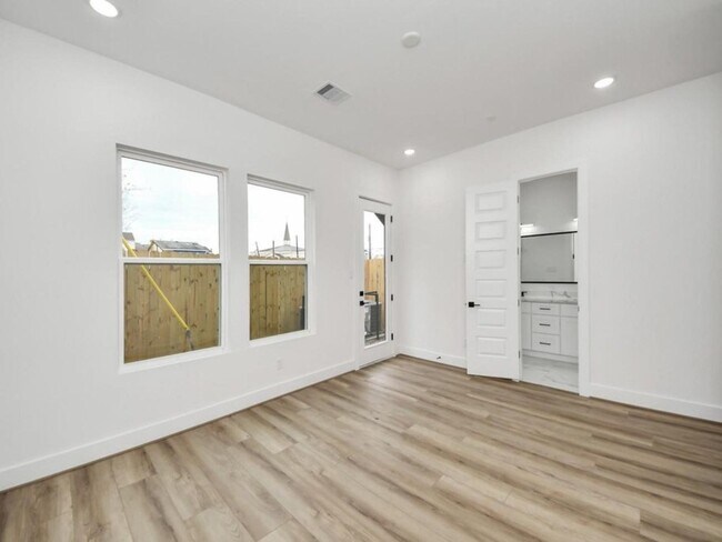 Building Photo - 3915 Tuam St
