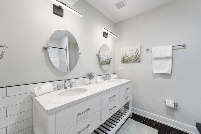 Building Photo - 1900 W 17th St