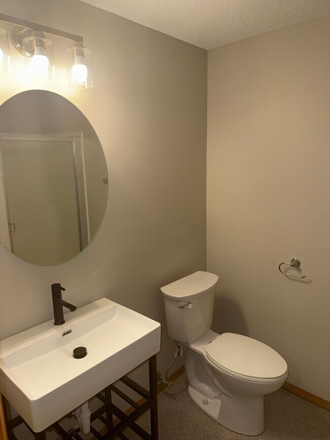 Building Photo - 1817 N Pine Grove St