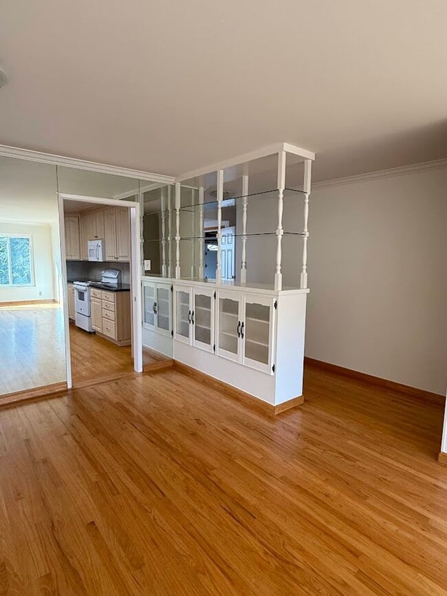 Building Photo - Charming 3-4 Bed/3 Bath Home in Belmont wi...