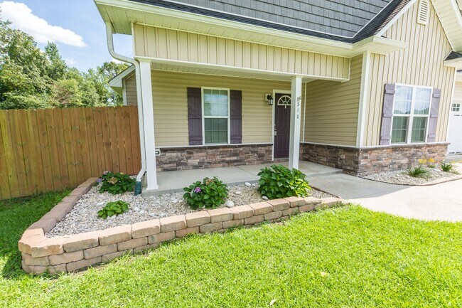 Building Photo - 3 Bedrooms and a bonus room in Richlands (Will include lawn service with increased rents)