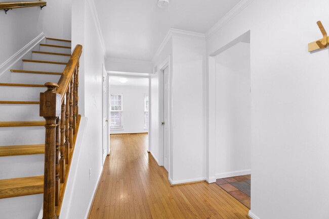 Building Photo - Spacious Townhome