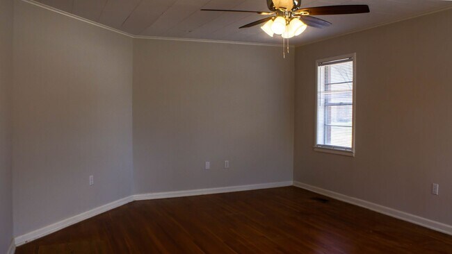 Building Photo - 827 N El Paso Ave
