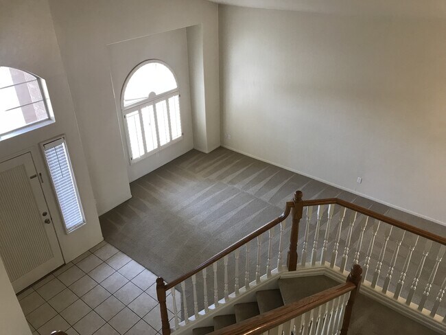 Building Photo - Gilbert Home - 5 Bed + Den & 2.75 Bath with Beautiful Pebble Teck Pool