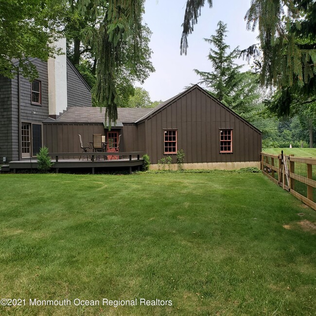 Building Photo - 16 E Larchmont Dr