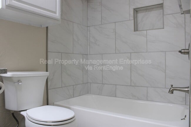 Building Photo - 11130 N Stratford Dr