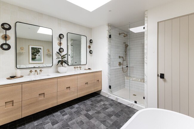Building Photo - Great private location from this Fully ren...