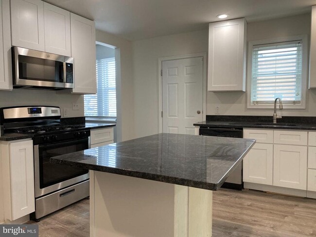 Building Photo - 920 Young St