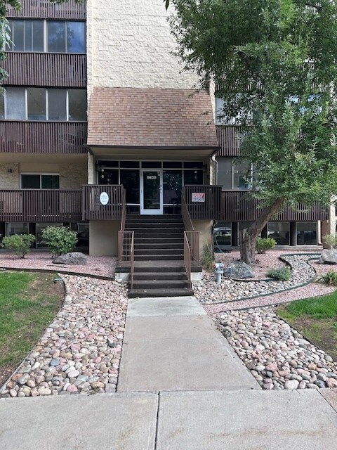 Primary Photo - 6930 E Girard Ave