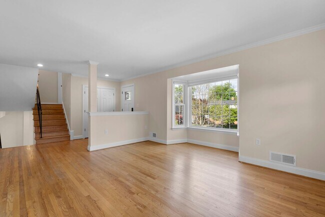Building Photo - 3 Bed 2.5 Bath - Bethesda Split Level Single Family - Move In Ready