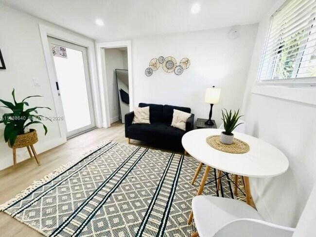 Building Photo - 2612 SW 12th St